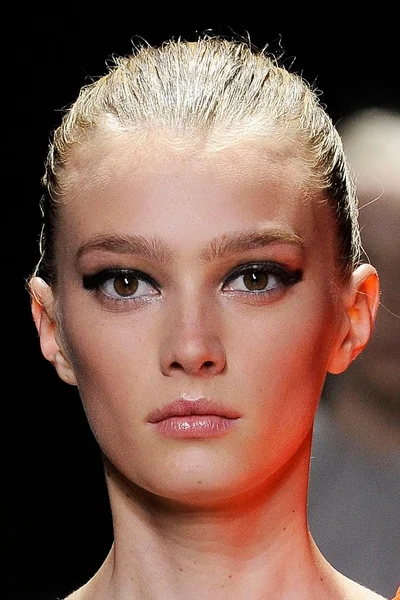 Look 16